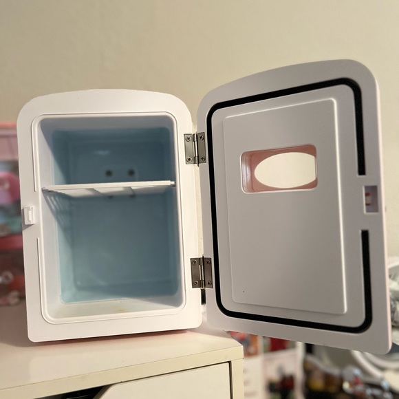 Mini skincare fridge - Picture 3 of 3